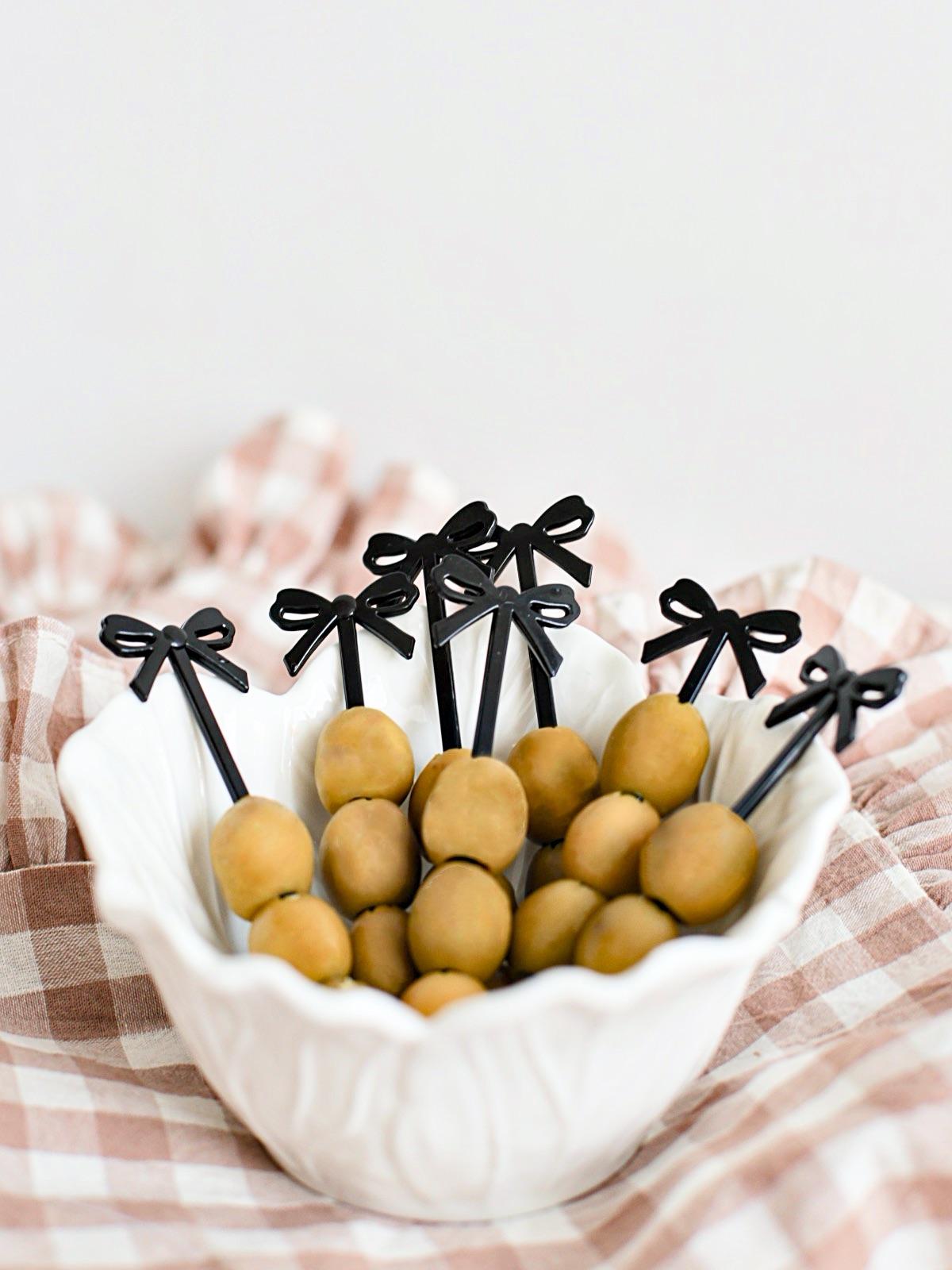 Шпажки для канапе и для закусок бантики черные